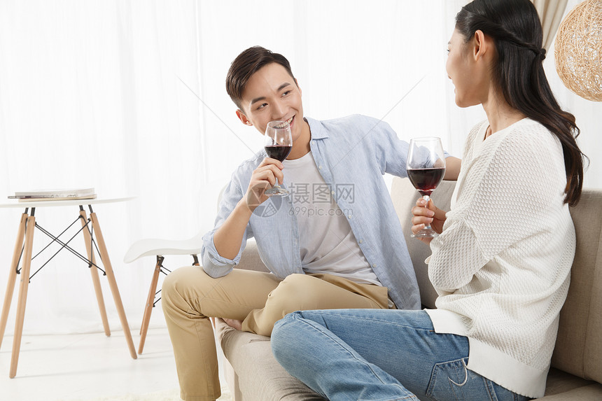 女朋友家庭生活青年夫妇青年情侣喝红酒图片
