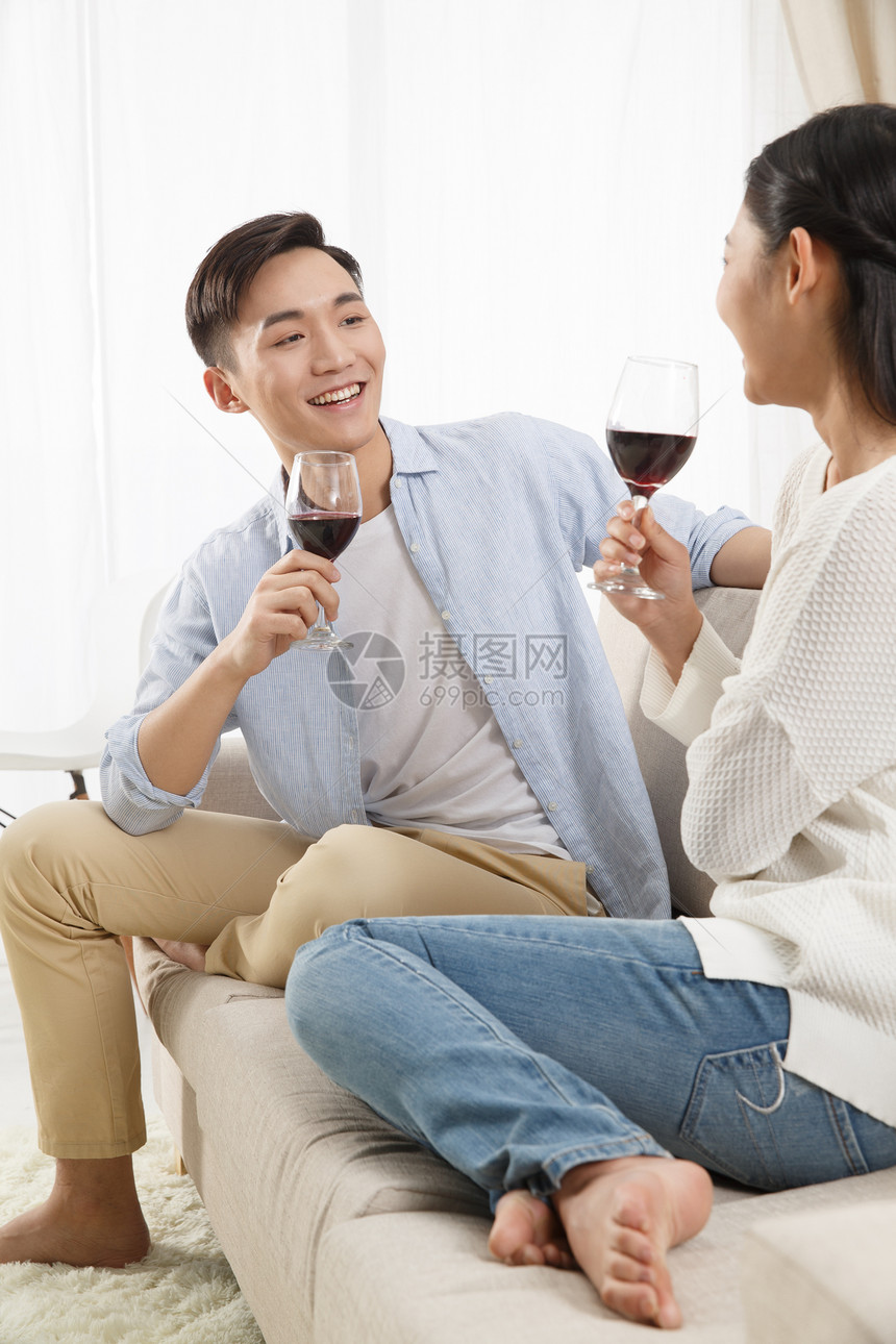 沙发人20到24岁青年情侣喝红酒图片