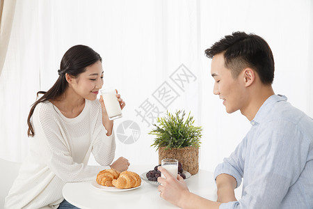 休闲生活餐厅青年情侣吃早餐图片