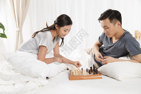 卧室休闲装成年人青年情侣下象棋图片
