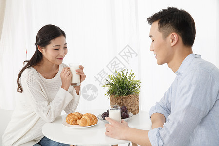家庭生活青年情侣吃早餐图片