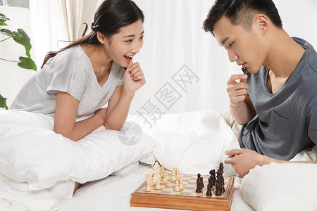起居室幸福国际象棋青年情侣下象棋图片