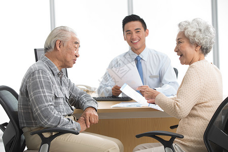 个人保险素材老年夫妇与理财顾问背景