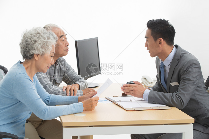 老年夫妇与理财顾问图片