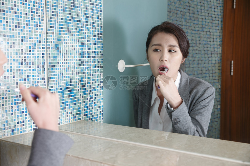东亚口腔卫生20多岁青年女人刷牙图片