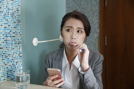 白衬衫仅一个人赶时间青年女人刷牙图片