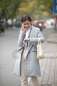 商务20到24岁计程车车站青年女人在路边等出租车高清图片