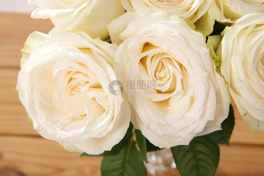 浪漫桌子纯洁玫瑰花图片