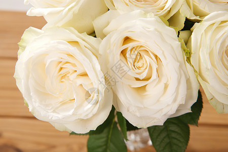 浪漫桌子纯洁玫瑰花图片