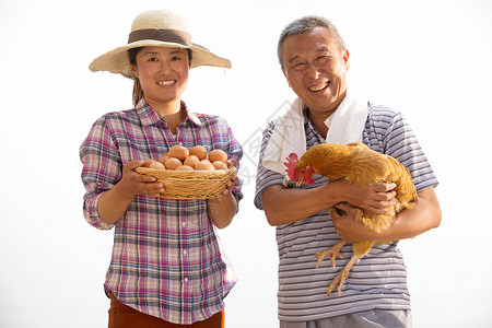 农民拿着鸡和鸡蛋高清图片