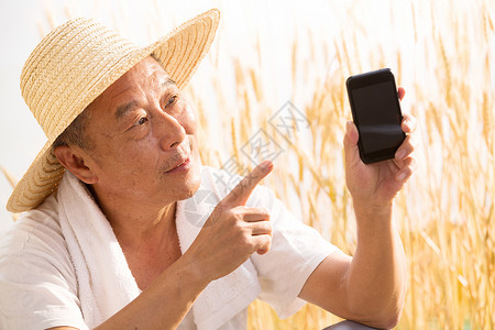 老农民拿着手机高清图片