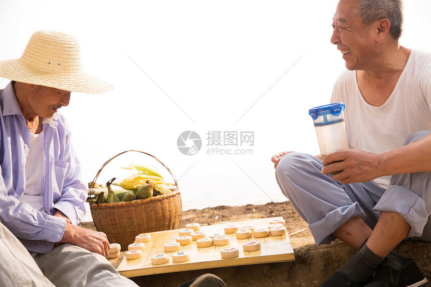 两位老农民在下象棋图片