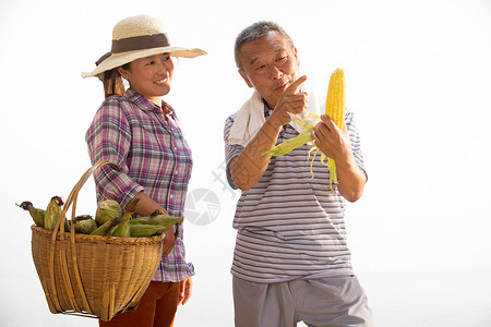 农村篮子幸福农民拿着玉米背景