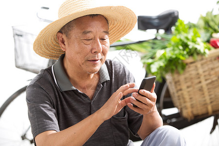 收获老农民拿着手机图片