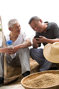 两位老农民在聊天图片