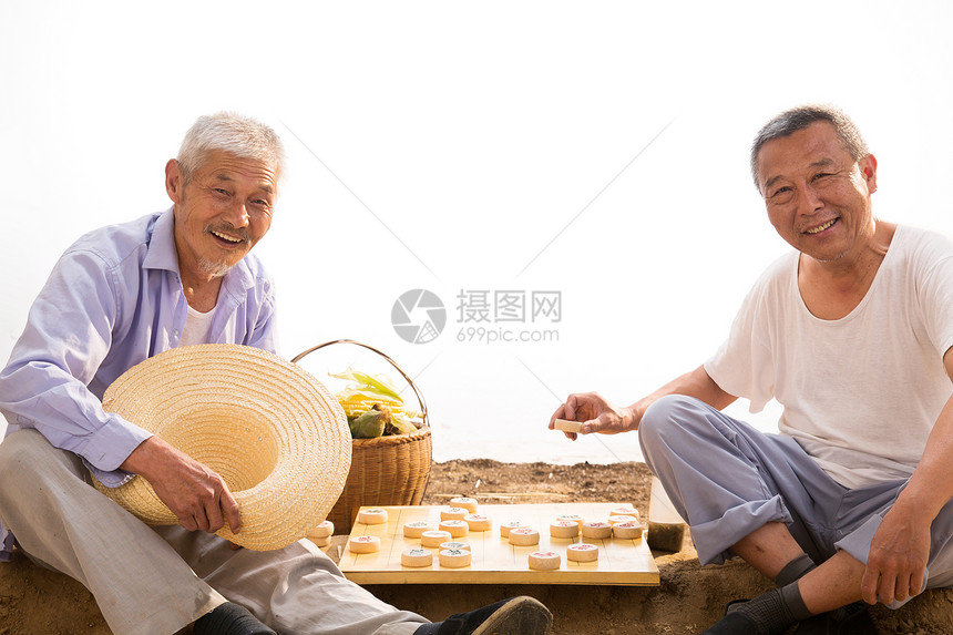 两位老农民在下象棋图片