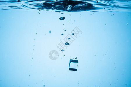 透明电池素材水花冰块掉落水中背景