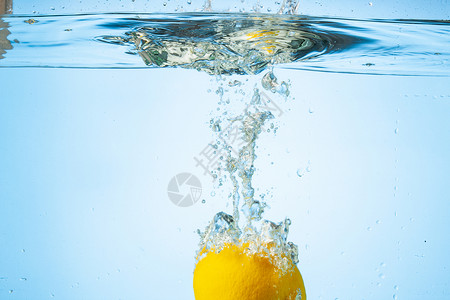 黄色泡泡清新柠檬掉入水中背景