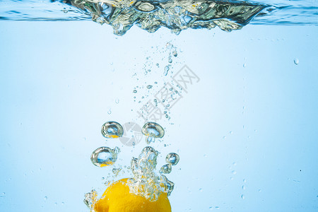 黄色泡泡黄色素材食材柠檬掉入水中背景