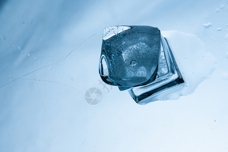 透明垃圾桶清凉冰块的创意摄影背景