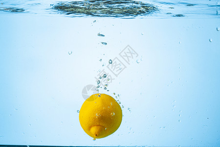 黄色透明泡泡撞击精神振作维生素柠檬掉入水中背景