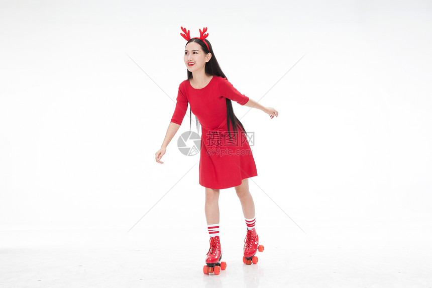 不看镜头鹿角欢乐滚轴溜冰的年轻女人图片