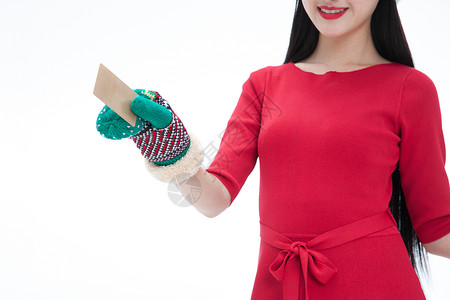 手套快乐东方人穿着圣诞服的青年女人拿着银行卡图片