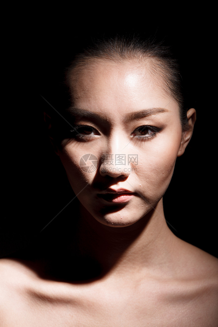 裸露东方人亚洲人年轻女人妆面图片