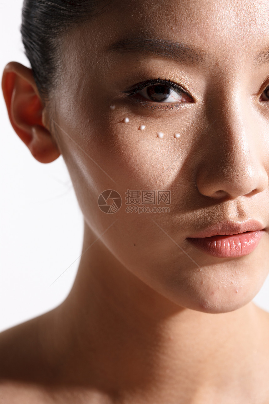 个人护理平滑的纯洁年轻女人妆面图片