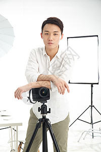 移动式青年男人东方人专业的男青年摄影师高清图片