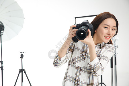 亚洲人快乐活力青年女摄影师拿着手机高清图片