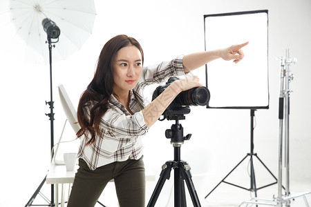 满意活力亚洲人青年女摄影师拿着手机高清图片