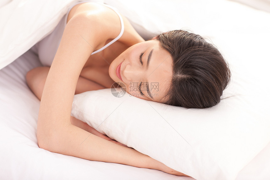 枕头室内休息漂亮的青年女人在卧室图片