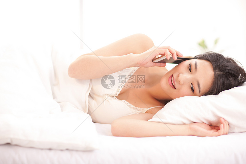 仅成年人健康的枕头漂亮的青年女人在卧室图片