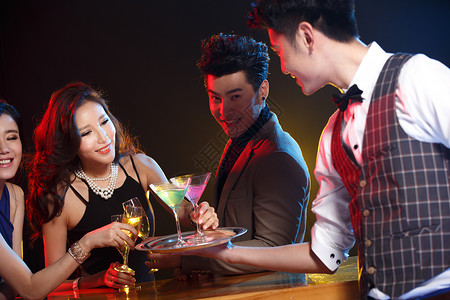 休闲聚光灯灯光青年男女在酒吧喝酒图片