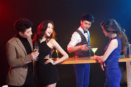 成年人人水平构图青年男女在酒吧喝酒社会聚会高清图片素材