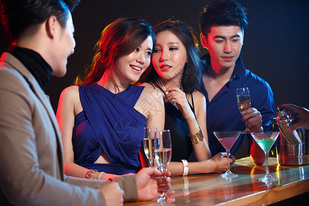 20多岁夜生活休闲活动青年男女在酒吧喝酒享乐高清图片素材