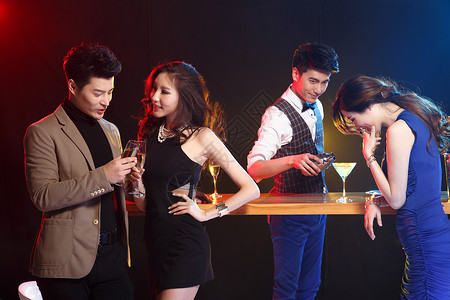 青年文化城市生活俱乐部青年男女在酒吧喝酒放松高清图片素材