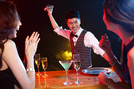 玻璃杯魅力东方人青年男女在酒吧喝酒派对高清图片素材