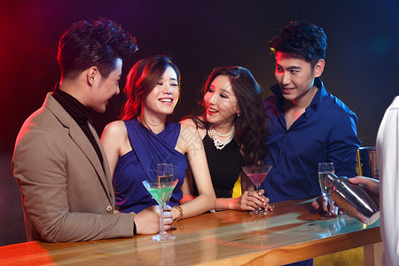 户内成年人刺激青年男女在酒吧喝酒酒馆高清图片素材