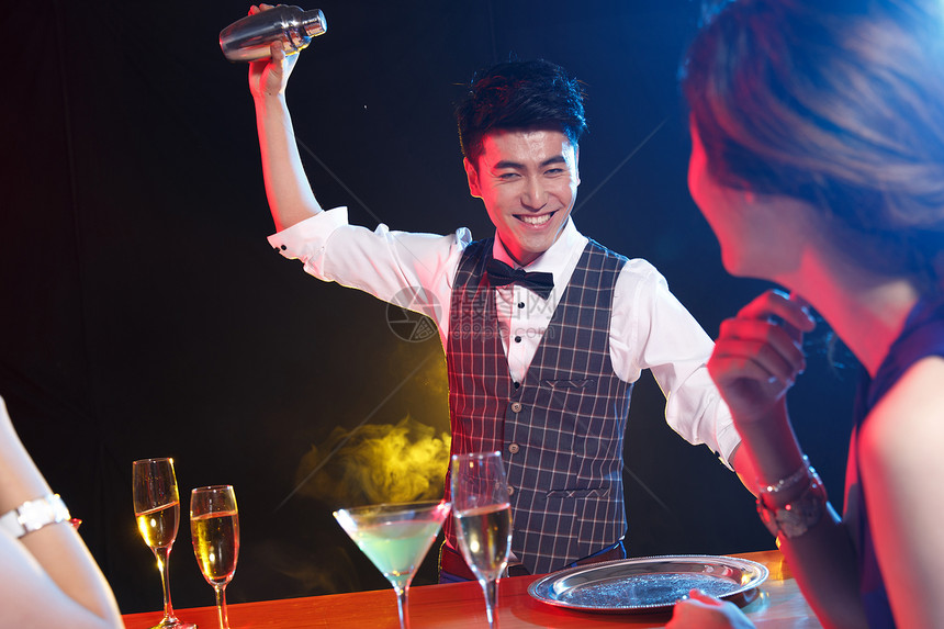 照亮酒馆社会聚会青年男女在酒吧喝酒图片