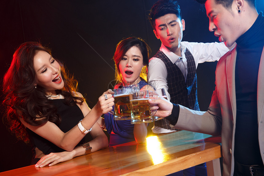 长发娱乐庆祝青年男女在酒吧喝酒