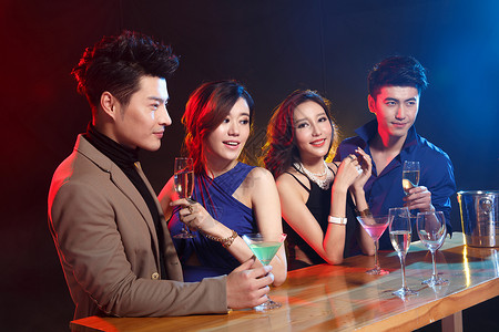 灯光半身像表现积极青年男女在酒吧喝酒中国高清图片素材