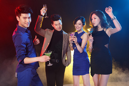 小聚活力四个人青年女人青年男女在酒吧喝酒背景