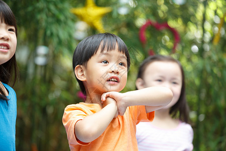 娱乐生长幼儿园学童可爱的儿童在游乐场玩耍背景图片