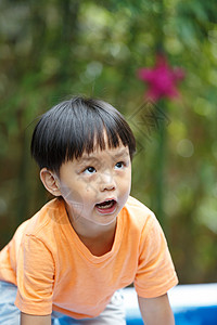 继续3天东方人幼儿园3岁到4岁可爱的儿童在户外玩耍背景