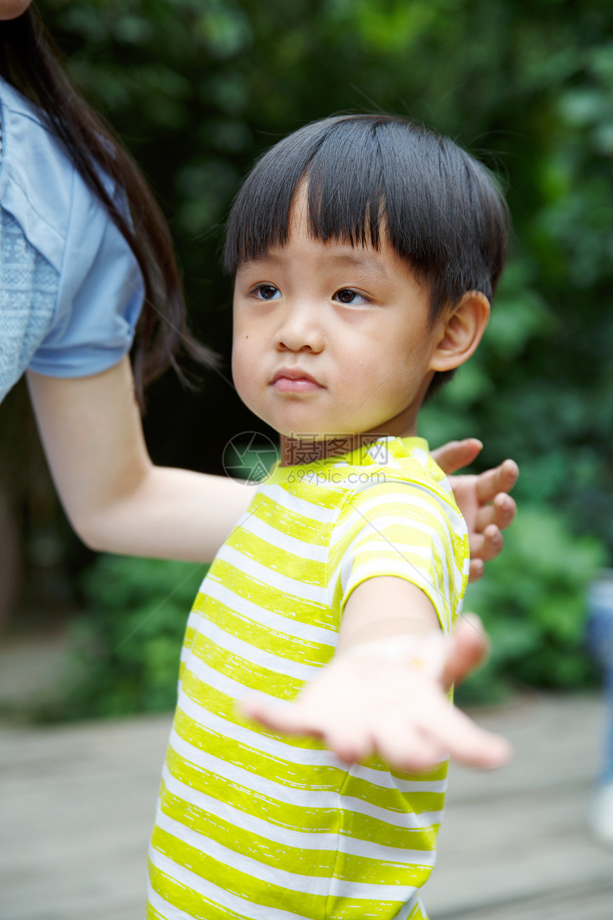东亚欢乐学龄前儿童可爱的儿童在户外玩耍图片
