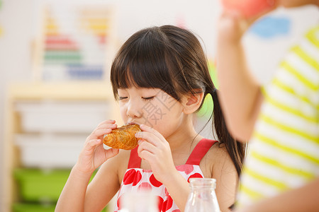 幼儿园儿童在吃早餐面包图片