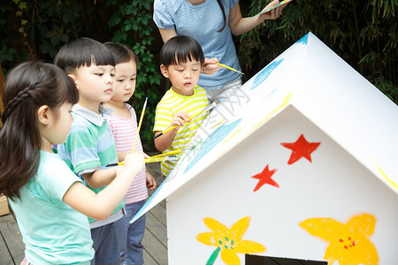 幼儿园户外游戏可爱的活力幼儿园的师生在做手工背景