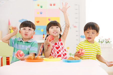 幼儿园儿童在吃早餐苹果图片